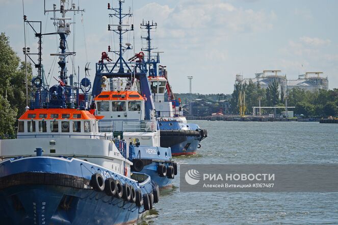 Регазификационный терминал (СПГ) (на втором плане), расположенный и буксиры в порту в польском городе Свиноуйсьце. Предназначен для приёма сжиженного природного газа (СПГ) с танкеров-газовозов, его последующей регазификации и передачи в газораспределительные сети. Принадлежит "Polskie LNG S.A.", которая является дочерней компанией Gaz-System. Место: Польша. Автор: Алексей Витвицкий/РИА Новости. Газовый терминал в Свиноуйсьце