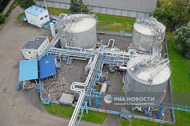 Регазификационный терминал (СПГ), расположенный в польском городе Свиноуйсьце. Предназначен для приёма сжиженного природного газа (СПГ) с танкеров-газовозов, его последующей регазификации и передачи в газораспределительные сети. Принадлежит "Polskie LNG S.A.", которая является дочерней компанией Gaz-System. Место: Польша. Автор: Алексей Витвицкий/РИА Новости. Газовый терминал в Свиноуйсьце