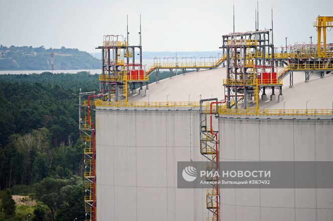 Регазификационный терминал (СПГ), расположенный в польском городе Свиноуйсьце. Предназначен для приёма сжиженного природного газа (СПГ) с танкеров-газовозов, его последующей регазификации и передачи в газораспределительные сети. Принадлежит "Polskie LNG S.A.", которая является дочерней компанией Gaz-System. Место: Польша. Автор: Алексей Витвицкий/РИА Новости. Газовый терминал в Свиноуйсьце