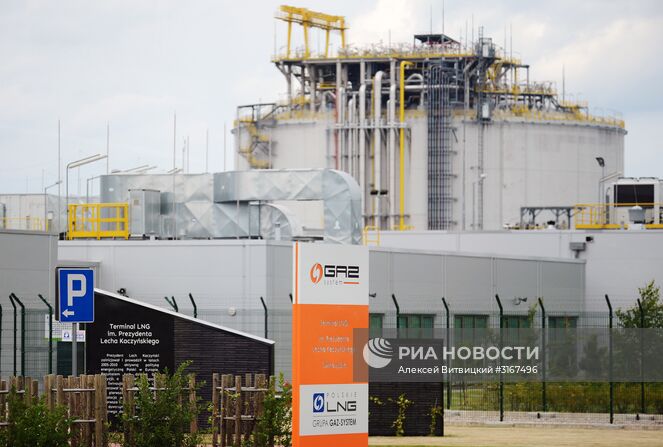Регазификационный терминал (СПГ), расположенный в польском городе Свиноуйсьце. Предназначен для приёма сжиженного природного газа (СПГ) с танкеров-газовозов, его последующей регазификации и передачи в газораспределительные сети. Принадлежит "Polskie LNG S.A.", которая является дочерней компанией Gaz-System. Место: Польша. Автор: Алексей Витвицкий/РИА Новости. Газовый терминал в Свиноуйсьце