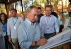 20 августа 2017. Президент РФ Владимир Путин знакомится с тематическими выставками творческих групп во время посещения ежегодного Всероссийского молодежного образовательного форума "Таврида" на Бакальской косе. Место: Россия, Республика Крым. Автор: Алексей Дружинин/РИА Новости. Рабочая поездка президента РФ В. Путина в Крым