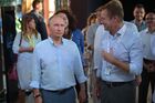 20 августа 2017. Президент РФ Владимир Путин знакомится с тематическими выставками творческих групп во время посещения ежегодного Всероссийского молодежного образовательного форума "Таврида" на Бакальской косе. Место: Россия, Республика Крым. Автор: Алексей Дружинин/РИА Новости. Рабочая поездка президента РФ В. Путина в Крым