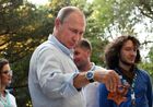20 августа 2017. Президент РФ Владимир Путин знакомится с тематическими выставками творческих групп во время посещения ежегодного Всероссийского молодежного образовательного форума "Таврида" на Бакальской косе. Место: Россия, Республика Крым. Автор: Александр Вильф/РИА Новости. Рабочая поездка президента РФ В. Путина в Крым