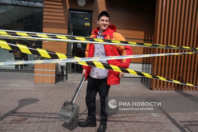 Сотрудник ресторана быстрого питания McDonald’s, закрытого по техническим причинам, в Симферополе. Место: Россия, Крымский федеральный округ, Симферополь. Автор: Андрей Иглов/РИА Новости. Сеть ресторанов быстрого питания McDonald’s приостановила работу в Крыму
