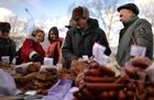 Торговля на городской продовольственной предпасхальной ярмарке в Новосибирске