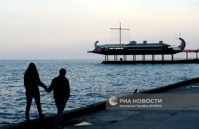 Молодые люди на набережной в Ялте. Место: Россия, Крымский федеральный округ, Ялта. Автор: Константин Чалабов/РИА Новости. Города России. Ялта