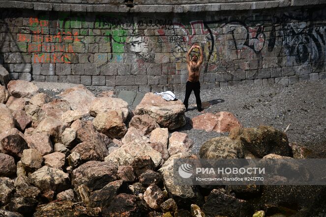 Отдыхающий на набережной в Ялте. Место: Россия, Крымский федеральный округ, Ялта. Автор: Константин Чалабов/РИА Новости. Города России. Ялта