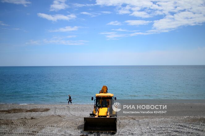Трактор ровняет щебень на пляже в Ялте. Место: Россия, Крымский федеральный округ, Ялта. Автор: Константин Чалабов/РИА Новости. Подготовка к курортному сезону в Ялте