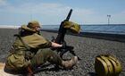 Бойцы народного ополчения Донбасса взяли под контроль Международный аэропорт Донецка. Международный аэропорт Донецка приостановил работу. По сообщению пресс-службы аэропорта, прибывшие в аэропорт представители Донецкой народной республики (ДНР) потребовали от находящихся там украинских военных покинуть его. Место: Украина, Донецк. Автор: Наталья Селиверстова/РИА Новости. Ситуация в районе международного аэропорта Донецка