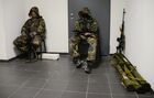 Бойцы народного ополчения Донбасса взяли под контроль Международный аэропорт Донецка. Международный аэропорт Донецка приостановил работу. По сообщению пресс-службы аэропорта, прибывшие в аэропорт представители Донецкой народной республики (ДНР) потребовали от находящихся там украинских военных покинуть его. Место: Украина, Донецк. Автор: Наталья Селиверстова/РИА Новости. Ситуация в районе международного аэропорта Донецка
