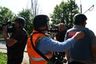 Журналисты недалеко от международного аэропорта Донецка, где произошло вооруженное столкновение. Место: Украина, Донецк. Автор: Наталья Селиверстова/РИА Новости. Ситуация в районе международного аэропорта Донецка