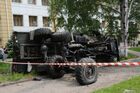 Обстрелянный грузовик, перевозивший раненых из аэропорта Донецка