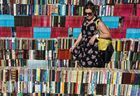 Продажа книг на музыкальном фестивале под открытым небом "Пикник "Афиши" в музее-заповеднике "Коломенское" в Москве. Место: Россия, Москва. Автор: Рамиль Ситдиков. Пикник "Афиши" 2014