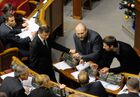 Депутат Владимир Парасюк, спикер "Правого сектора" Борислав Береза, лидер Радикальной партии Олег Ляшко (справа налево на втором плане) и лидер партии "Батькивщина" Юлия Тимошенко (вторая слева на первом плане) на заседании Верховной Рады Украины, на котором был принят законопроект об отказе страны от внеблокового статуса, а также о возобновлении курса на вступление в Североатлантический Альянс. Место: Украина, Киев. Автор: Александр Максименко/РИА Новости. Заседание Верховной Рады Украины