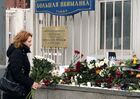 Женщина возлагает цветы у посольства Франции в Москве в память о погибших в результате вооруженного нападения на парижскую штаб-квартиру сатирического еженедельника Charlie Hebdo. Место: Москва. Автор: Михаил Воскресенский/РИА Новости. К посольству Франции в Москве несут цветы и свечи