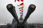 Праздничные флаги расцвечивания над палубой флагмана Тихоокеанского флота гвардейского ракетного крейсера "Варяг". Место: Россия, Владивосток. Автор: Виталий Аньков. Празднование 25-летия флагмана Тихоокеанского флотагвардейского ракетного крейсера "Варяг"