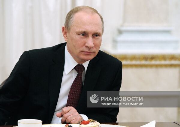 Президент РФ В.Путин поздравил всех женщин России с Международным женским днем