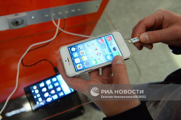Зарядная станция для мобильных гаджетов появилась в Московском метрополитене