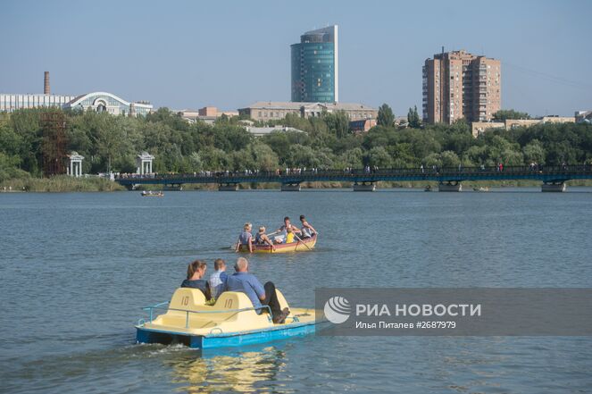 Жители Донецка катаются на катамаране в парке культуры и отдыха им. А.С.Щербакова в Донецке на праздничных мероприятиях, посвященных Дню города и Дню шахтера. Место: Украина, Донецк. Автор: Илья Питалев/РИА Новости. Праздничные мероприятия, посвященные Дню города и Дню шахтера в Донецке