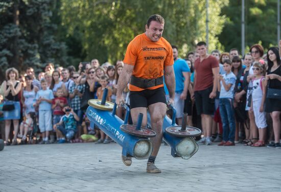 Праздничные мероприятия, посвященные Дню города и Дню шахтера в Донецке