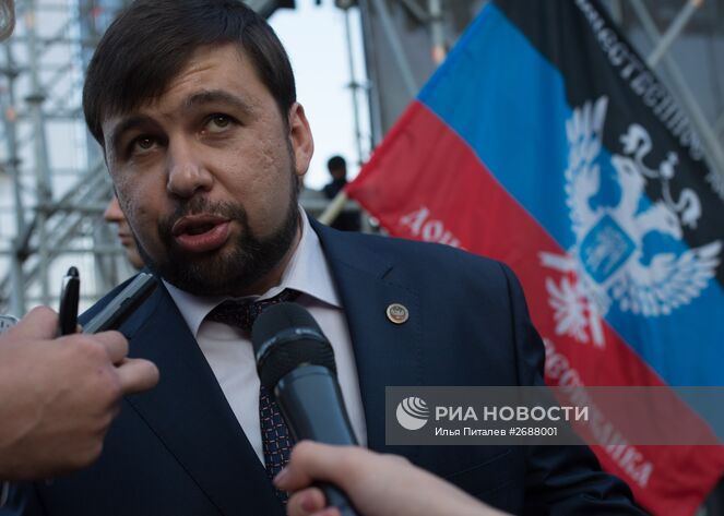 Заместитель председателя Народного Совета Донецкой народной республики Денис Пушилин дает интервью журналистам в парке культуры и отдыха им. А.С.Щербакова в Донецке на праздничных мероприятиях, посвященных Дню города и Дню шахтера. Место: Украина, Донецк. Автор: Илья Питалев/РИА Новости. Праздничные мероприятия, посвященные Дню города и Дню шахтера в Донецке