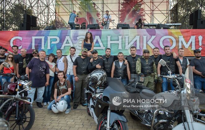 Мотоциклисты Донецка и Донецкой области в парке культуры и отдыха им. А.С.Щербакова в Донецке на праздничных мероприятиях, посвященных Дню города и Дню шахтера. Место: Украина, Донецк. Автор: Илья Питалев/РИА Новости. Праздничные мероприятия, посвященные Дню города и Дню шахтера в Донецке