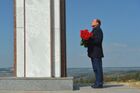 11 сентября 2015. Экс-премьер Италии Сильвио Берлускони возлагает цветы у мемориала, посвященного памяти погибших в Крымской войне солдат Сардинского королевства, неподалеку от горы Гасфорта в Крыму перед встречей с президентом России Владимиром Путиным. Место: Россия, Крымский федеральный округ, Севастополь. Автор: Алексей Дружинин/РИА Новости. Рабочая поездка президента РФ В.Путина в Крымский федеральный округ