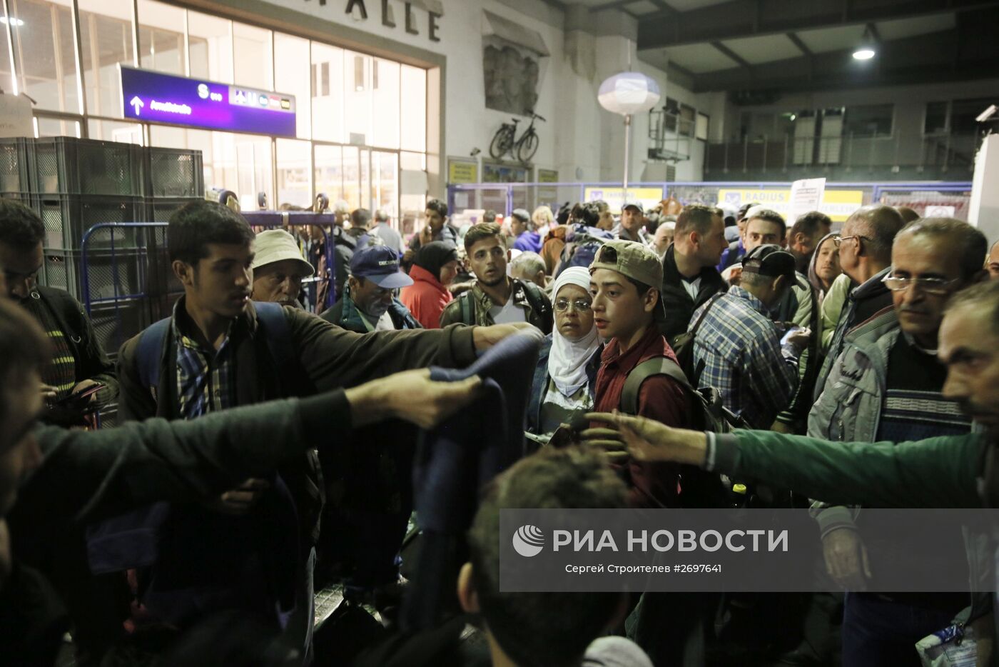Беженцы с Ближнего Востока на автобусной станции в Мюнхене. Место: Германия, Мюнхен. Автор: Сергей Строителев/РИА Новости. Беженцы с Ближнего Востока в Мюнхене