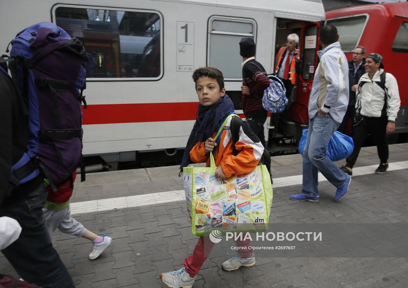 Беженцы с Ближнего Востока на железнодорожном вокзале в Мюнхене. Место: Германия, Мюнхен. Автор: Сергей Строителев/РИА Новости. Беженцы с Ближнего Востока в Мюнхене
