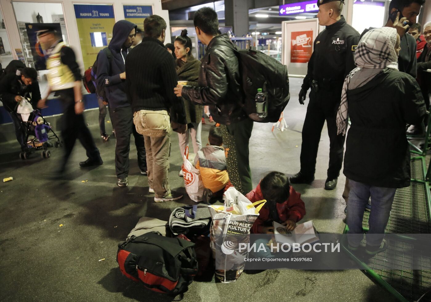 Беженцы с Ближнего Востока на автобусной станции в Мюнхене. Место: Германия, Мюнхен. Автор: Сергей Строителев/РИА Новости. Беженцы с Ближнего Востока в Мюнхене