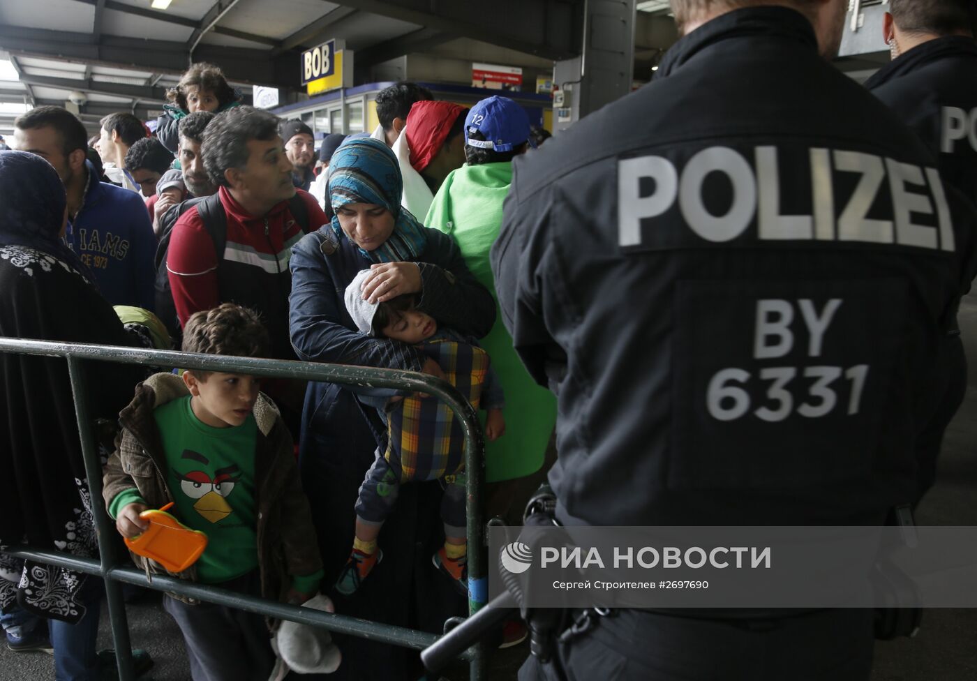 Беженцы с Ближнего Востока на железнодорожном вокзале в Мюнхене. Место: Германия, Мюнхен. Автор: Сергей Строителев/РИА Новости. Беженцы с Ближнего Востока в Мюнхене