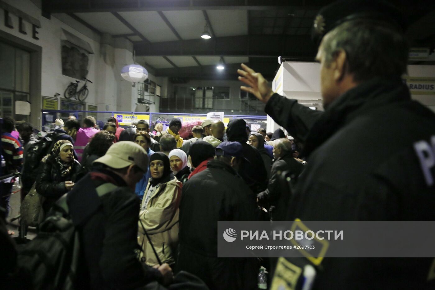 Беженцы с Ближнего Востока на автобусной станции в Мюнхене. Место: Германия, Мюнхен. Автор: Сергей Строителев/РИА Новости. Беженцы с Ближнего Востока в Мюнхене