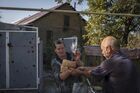 Местные жители во время раздачи хлеба в селе Веселое Донецкой области. Место: Украина, Донецкая область. Автор: Валерий Мельников. Жизнь в селе Веселом в Донецкой области