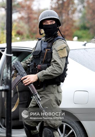 Сотрудник правоохранительных органов Киргизии во время операции по поиску исламистов, приговоренных к пожизненному заключению за терроризм и бежавших из СИЗО, в Ботаническом саду Бишкека. Место: Киргизия, Бишкек. Автор: Владимир Пирогов/РИА Новости. Операция правоохранительных органов Киргизии в Бишкеке