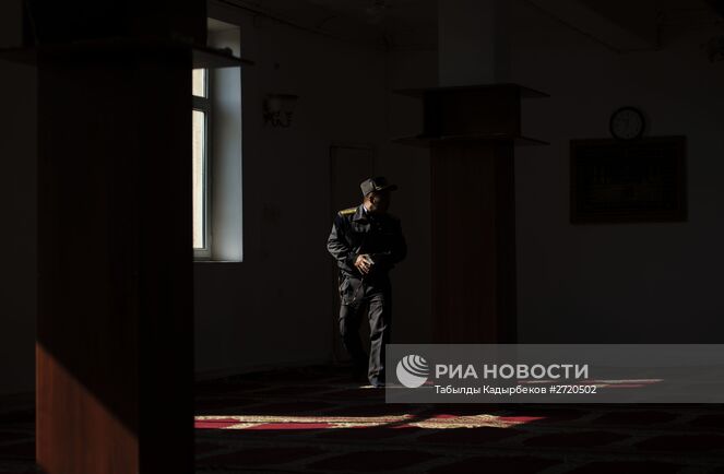 Сотрудник правоохранительных органов Киргизии во время операции по поиску исламистов, приговоренных к пожизненному заключению за терроризм и бежавших из СИЗО. Место: Киргизия, Бишкек. Автор: Табылды Кадырбеков/РИА Новости. Операция правоохранительных органов Киргизии в Бишкеке