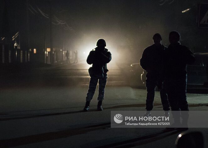 Сотрудники правоохранительных органов Киргизии во время операции по поиску исламистов, приговоренных к пожизненному заключению за терроризм и бежавших из СИЗО. Место: Киргизия, Бишкек. Автор: Табылды Кадырбеков/РИА Новости. Операция правоохранительных органов Киргизии в Бишкеке