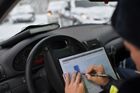 Сотрудник ГИБДД на месте дорожно-транспортного происшествия на автомобильной парковке в Омске. Место: Россия, Омск. Автор: Алексей Мальгавко/РИА Новости. Работа сотрудников ГИБДД в Омске