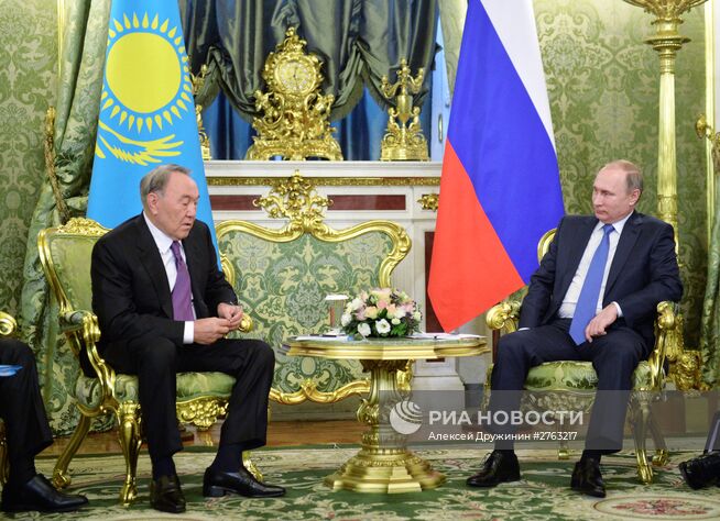 21 декабря 2015. Президент России Владимир Путин (справа) и президент Казахстана Нурсултан Назарбаев во время встречи перед началом заседания очередной сессии Совета коллективной безопасности Организации Договора о коллективной безопасности (ОДКБ) в Кремле. Место: Россия, Москва. Автор: Алексей Дружинин/РИА Новости. Президент РФ В. Путин принимает участие в саммитах ОДКБ и ВЕЭС в Москве