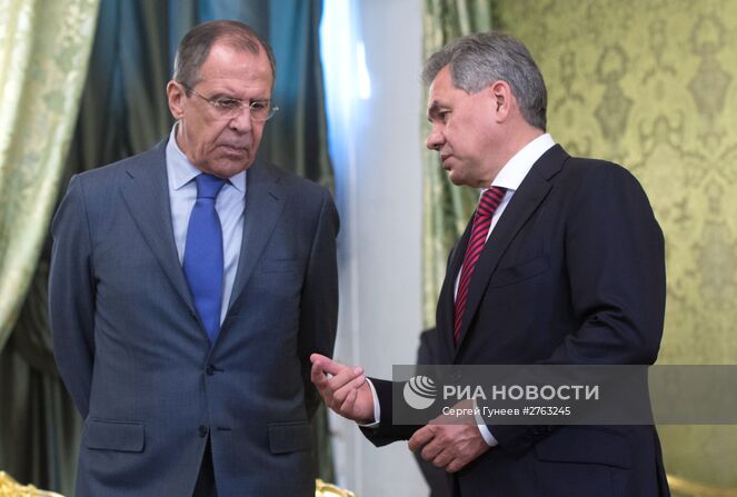 21 декабря 2015. Министр иностранных дел РФ Сергей Лавров (слева) и министр обороны РФ Сергей Шойгу перел началом встречи президента России Владимира Путина с президентом Казахстана Нурсултаном Назарбаевым в рамках сессии Совета коллективной безопасности Организации Договора о коллективной безопасности (ОДКБ) в Кремле. Место: Россия, Москва. Автор: Сергей Гунеев/РИА Новости. Президент РФ В. Путин принимает участие в саммитах ОДКБ и ВЕЭС в Москве