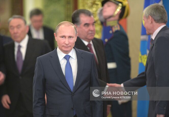 21 декабря 2015. Президент России Владимир Путин (в центре) принимает участие в заседании очередной сессии Совета коллективной безопасности Организации Договора о коллективной безопасности (ОДКБ) в Кремле. Место: Россия, Москва. Автор: Сергей Гунеев/РИА Новости. Президент РФ В. Путин принимает участие в саммитах ОДКБ и ВЕЭС в Москве