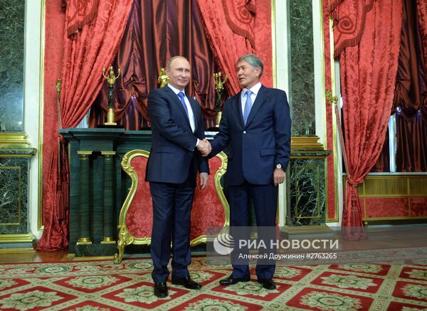 Президент РФ В. Путин принимает участие в саммитах ОДКБ и ВЕЭС в Москве