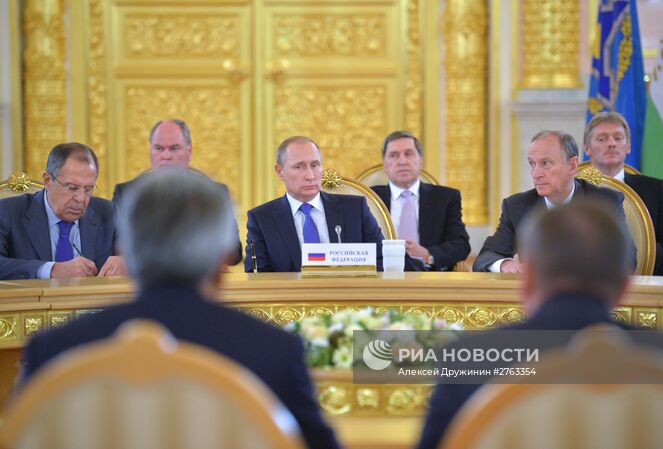 21 декабря 2015. Президент России Владимир Путин (в центре) принимает участие в заседании очередной сессии Совета коллективной безопасности Организации Договора о коллективной безопасности (ОДКБ) в широком составе в Кремле. Слева - министр иностранных дел РФ Сергей Лавров. Справа налево - пресс-секретарь президента РФ Дмитрий Песков, секретарь Совета безопасности РФ Николай Патрушев и помощник президента РФ Юрий Ушаков. Место: Россия, Москва. Автор: Алексей Дружинин/РИА Новости. Президент РФ В. Путин принимает участие в саммитах ОДКБ и ВЕЭС в Москве
