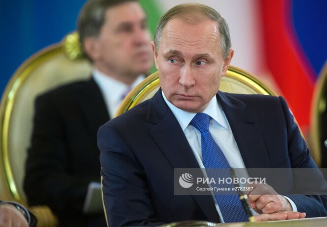 21 декабря 2015. Президент России Владимир Путин принимает участие в заседании очередной сессии Совета коллективной безопасности Организации Договора о коллективной безопасности (ОДКБ) в Кремле. Место: Россия, Москва. Автор: Сергей Гунеев/РИА Новости. Президент РФ В. Путин принимает участие в саммитах ОДКБ и ВЕЭС в Москве