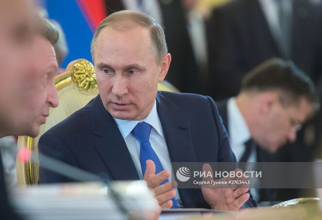 21 декабря 2015. Президент России Владимир Путин (в центре) принимает участие в заседании Высшего Евразийского экономического совета (ВЕЭС) в Кремле. Место: Россия, Москва. Автор: Сергей Гунеев/РИА Новости. Президент РФ В. Путин принимает участие в саммитах ОДКБ и ВЕЭС в Москве