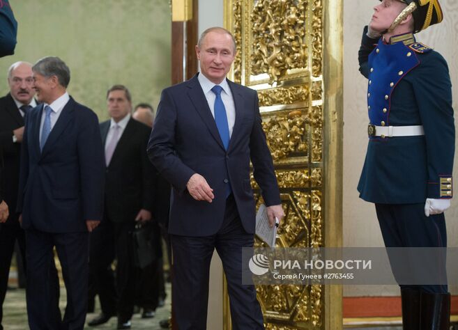 Президент РФ В. Путин принимает участие в саммитах ОДКБ и ВЕЭС в Москве