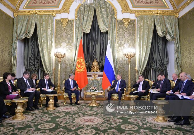 21 декабря 2015. Президент России Владимир Путин и президент Киргизии Алмазбек Атамбаев (слева направо в центре) во время встречи перед заседанием Высшего Евразийского экономического совета (ВЕЭС) в Кремле. Справа налево - министр финансов РФ Антон Силуанов, министр энергетики РФ Александр Новак и помощник президента РФ Юрий Ушаков. Место: Россия, Москва. Автор: Алексей Дружинин/РИА Новости. Президент РФ В. Путин принимает участие в саммитах ОДКБ и ВЕЭС в Москве