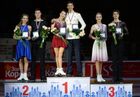 Призеры чемпионата России по фигурному катанию в Екатеринбурге в танцах на льду на церемонии награждения. Слева направо: Виктория Синицина и Никита Кацалапов, завоевавшие серебряную медаль, Екатерина Боброва и Дмитрий Соловьев, завоевавшие золотую медаль, Александра Степанова и Иван Букин, завоевавшие бронзовую медаль. Место: Россия, Екатеринбург. Автор: Павел Лисицын. Фигурное катание. Чемпионат России. Церемония награждение