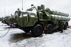 Военнослужащий 606-го краснознаменного гвардейского зенитного полка у пусковой установки зенитной ракетной системы С-400 "Триумф", поступившей на вооружение объединения противовоздушной обороны Воздушно-космических сил в Московской области. Место: Россия, Московская область. Автор: Михаил Воскресенский/РИА Новости. ЗРС С-400 "Триумф" заступила на боевое дежурство
