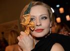 Актриса Юлия Пересильд, победившая в номинации "Лучшая женская роль в кино" ("Битва за Севастополь"), на торжественной церемонии вручения кинопремии "Золотой орел", учрежденной Национальной Киноакадемией, в первом павильоне киностудии "Мосфильм". Место: Россия, Москва. Автор: Екатерина Чеснокова/РИА Новости. Вручение кинопремии "Золотой орел"