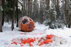 Копия спускаемого аппарата космического корабля, используемая участниками экипажа МКС-54/55 во тренировки по выживанию в рамках отработки действий экипажей космических кораблей после посадки в условиях лесисто-болотистой местности в зимний период. Место: Россия, Московская область. Автор: Стрингер. Экипаж МКС 54/55 провел тренировку по выживанию в зимнем лесу